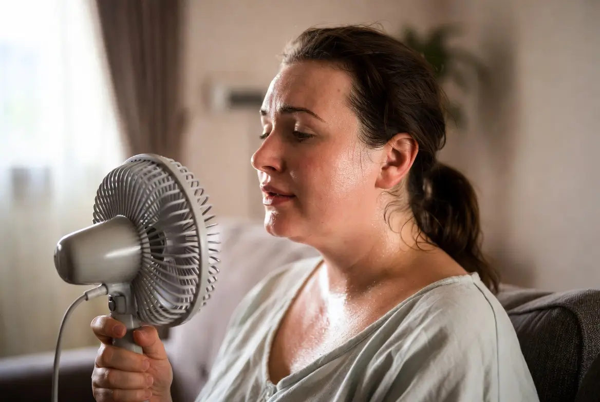 menopausa precoce — mulher jovem em momento de atenção aos sinais do próprio corpo