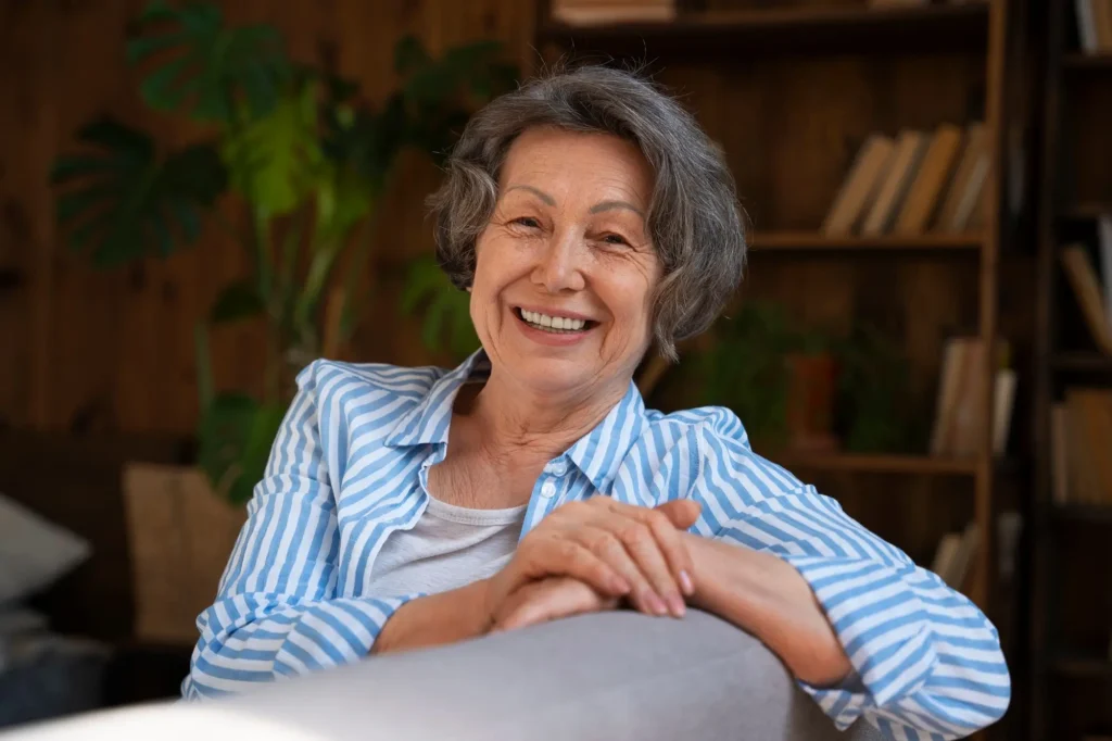 com quantos anos a mulher para de menstruar